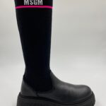 11101.-Czarne-MSGM-Knee-Boots-czarne-kozaki-luksusowej-marki-z-widocznym-logiem.-Styl-Slip-on-design.-scaled-1.jpg